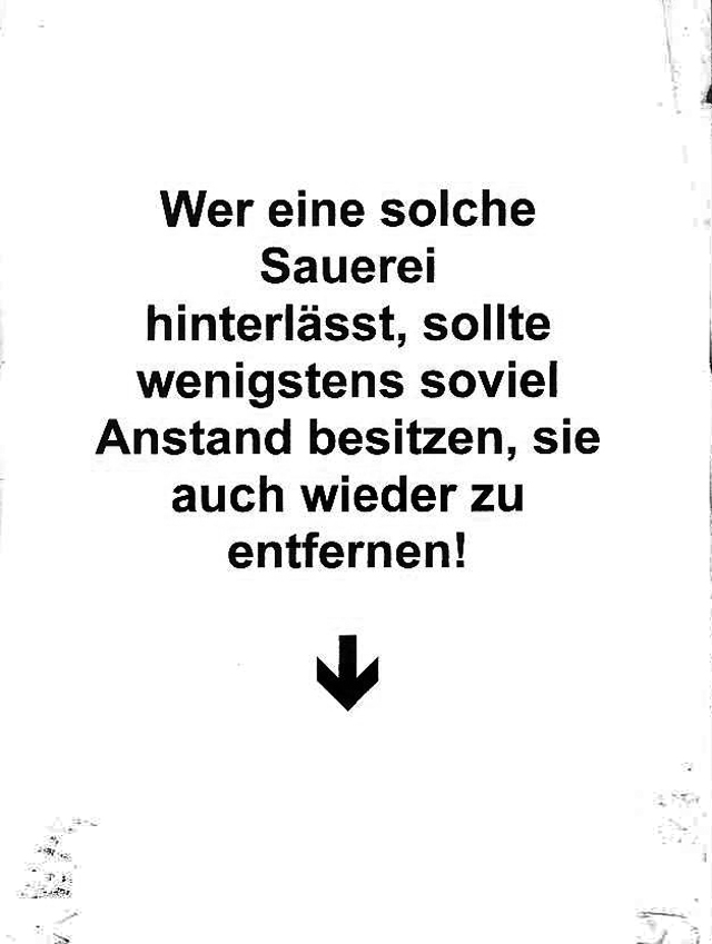 Titelbild Rubrik „Verzettelte Kommunikation“ für Beitrag „Die Sauerei“ Bild zeigt einen Zettel, der in einem Flur hing. Auf dem Zettel beklagt sich jemand über die Sauerei, die im Flur herrscht.