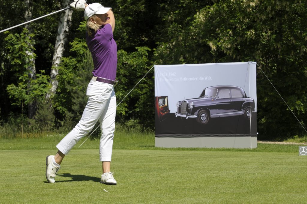 Großes Plakat auf einem Golfplatz, während der Mercedes Trophy